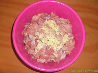 в нарезанное куриное мясо добавить натертый сыр