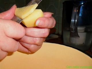 режем картошку на тонкие ломтики