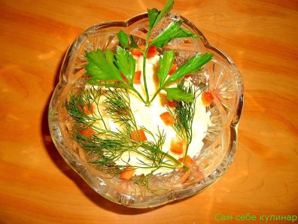 Салат из сыра с чесноком в вазочке украшенный зеленью