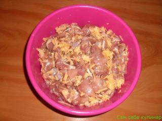 куриное мясо кусочками перемешанное с натертым сыром