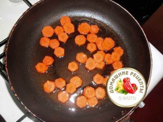 морковь нарезать и обжарить