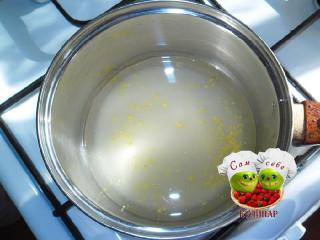 кипятим лимонный сок с сахаром и цедрой лимонный сок с цедрой в кастрюльке