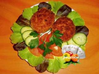 как приготовить котлеты мясные домашние как приготовить котлеты мясные домашние рецепт с фото пошаговый котлеты помидоры огурцы на тарелке
