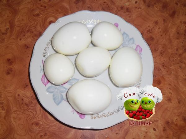 яйца вареные очищенные на тарелке
