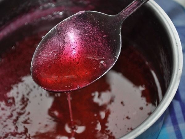 сироп для леденцов в кастрюльке