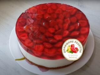 торт без выпечки с клубникой и желе